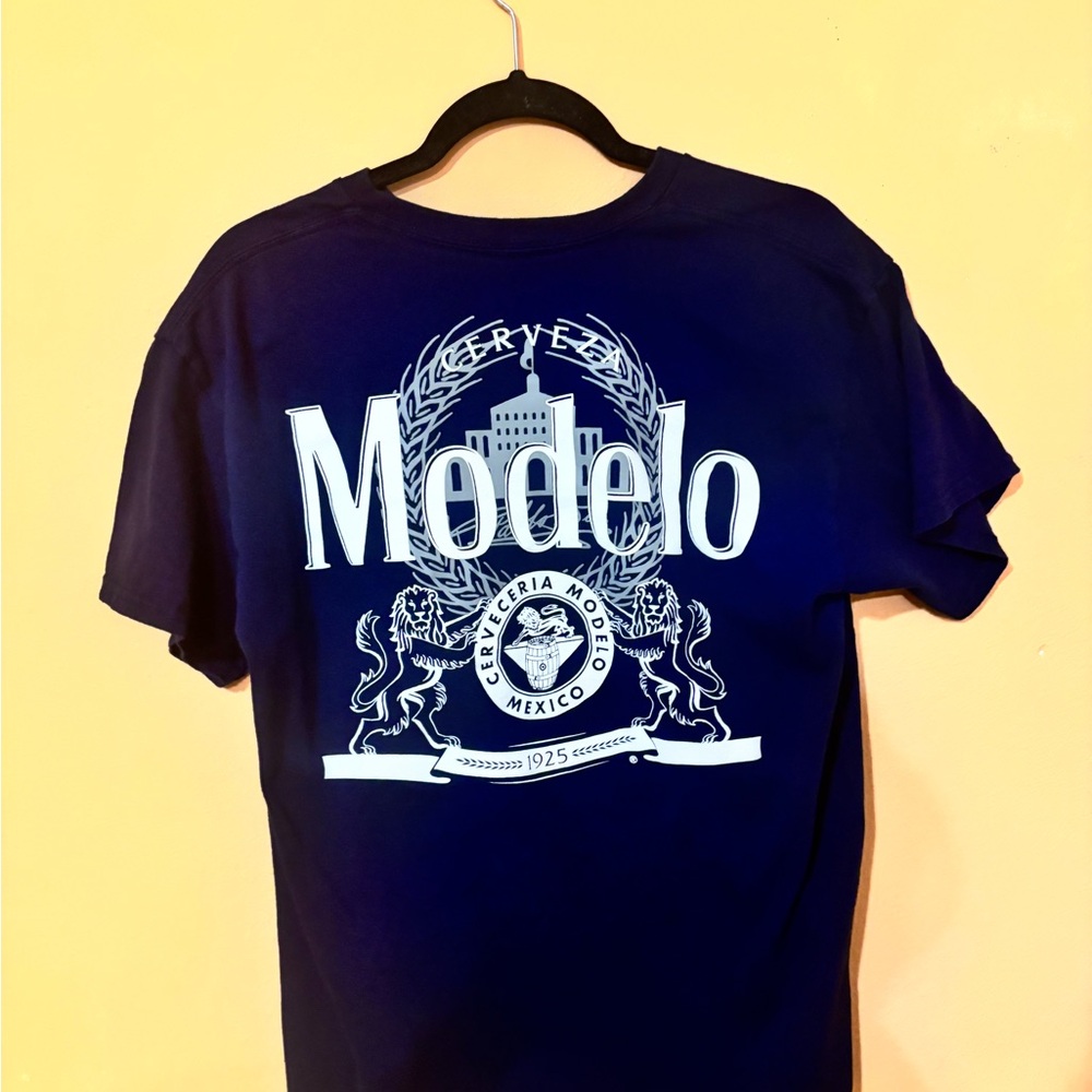 Modelo Dark Blue Graphic Tee